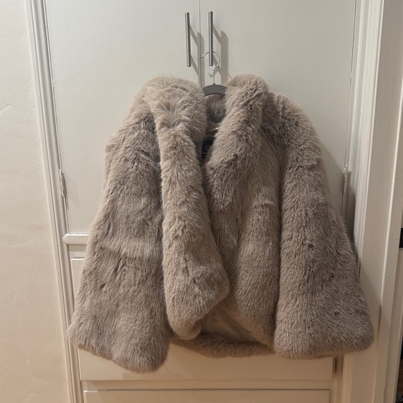 ALO Yoga Opulent Faux Fur Statement Jacket m/l oat - Picture 6 of 8